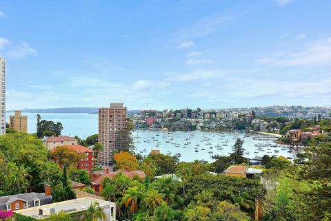 Des vues panoramiques sur le port de Double Bay à The Heads et sur le pont du port, l’opéra et les toits de la ville occupent le devant de la scène dans ce penthouse de 3 chambres et 2 salles de bains à St Aubyn, un prestigieux bâtiment de sécurité a...