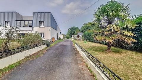 Propriétés privées vous propose sur la commune de Beaussais sur mer une maison de 168 m² environ communiquant avec un hangar de 150 m² environ à usage artisanale ou commerciale sur un terrain de 1945 m². Idéalement situé entre Dinan, Saint Malo et le...