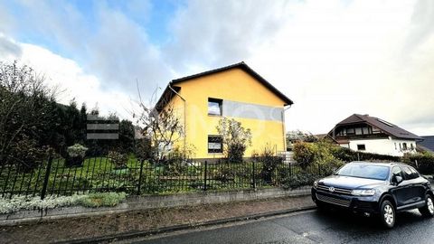 Willkommen in Ihrem neuen Zuhause, einem idyllischen und zugleich modernen Zweifamilienhaus, das 1995 erbaut und 2013 geschmackvoll renoviert wurde. Auf zwei Etagen bietet es Ihnen großzügige 187 m² Wohnfläche und ein wunderschönes, 789 m² großes Gru...