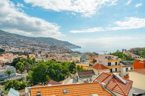 Gostaria de passar uma temporada, num apartamento totalmente mobilado e equipado? Com uma deslumbrante vista sob a cidade do Funchal? E ao mesmo tempo, situado no Centro do Funchal? Então, não procure mais e veja o que temos para si! Elegante projeto...