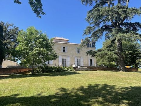 A great opportunity less than 10 minutes from downtown Bordeaux. This beautiful chartreuse of 390m2, dominates a large property including several outbuildings: Caretaker's house of approximately 270m2 and cellar of approximately 370m2; for a land com...