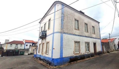 Bonita moradia senhorial centenária, localizada no centro de aldeia no sopé da Serra de Aire e Candeeiros, em ambiente de aldeia, calmo e tranquilo. A moradia dispõe de 3 pisos, 3 entradas independentes, com sala ampla com lareira no rés do chão, e a...