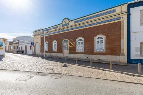 Esta encantadora propriedade tradicional está bem localizada perto do centro da movimentada cidade de São Brás, a uma curta distância a pé de todas as comodidades e apenas a 20 minutos do Aeroporto Internacional de Faro. No terreno da propriedade exi...