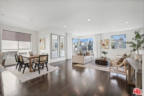 This rarely available, top-floor, front facing corner townhouse is the perfect blend of modern design, space, and natural light. With almost 1700sf of living space, only one common wall, high-end appointments and finishes, and a spacious layout, this...