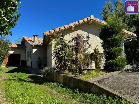 CITY CENTER ON FOOT Come and discover this bright house located on the heights of FOIX. It consists of a living room with fireplace, a kitchen, a bathroom, five bedrooms and an office. House with a lot of character, and very beautiful volumes, you ca...