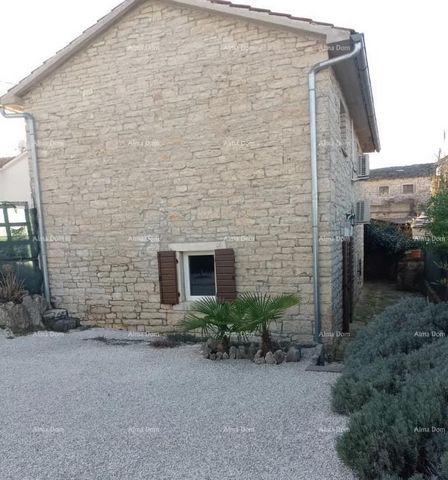 Casa in vendita, 90m2, a Pisino. La casa è composta dal 1° piano. Superficie giardino: 2000 mq. Stanze: cucina, soggiorno, 2 bagni, 2 camere da letto. Condizioni: Ristrutturato e arredato. dispone di aria condizionata e camino. Per ulteriori informaz...