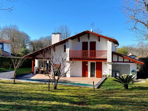 A Bassussarry, située idéalement sur le golf du Makila, au calme, cette jolie maison de construction traditionnelle vous propose un espace intimiste et préservé sur deux niveaux. Au rez-de-chaussée, cette maison s’ouvre sur une belle pièce à vivre lu...