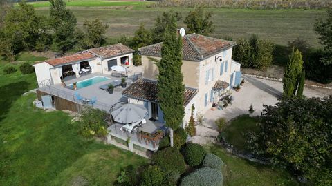 Aan het einde van een doodlopende landweggetje, heerlijk rustig, zonder buren, biedt dit uitzonderlijke huis een spectaculair panoramisch uitzicht. Geïnspireerd door Toscane en Occitanië, is deze volledig gerestaureerde luxe woning een ware oase van ...