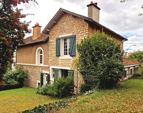 POITIERS - ROCS Découvrez cette magnifique maison des années 50 à deux pas du centre-ville de Poitiers et de la gare SNCF. Face au Plateau, et sur les hauteurs du quartier des Rocs, cette belle demeure pleine de charme de 150m² environ ne manquera pa...