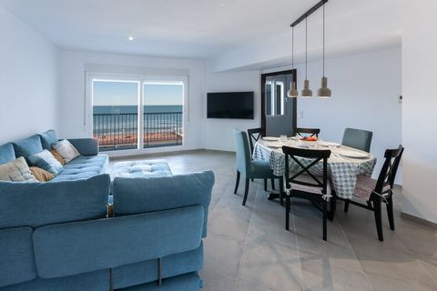 Das hübsche, moderne Apartment befindet sich in der 4ten Etage eines Wohnhauses mit Aufzug. Durch die Höhe haben Sie von der Terrasse einen besonders schönen Blick auf das Meer. Diesen können Sie auch durch das große Fenster des Wohnzimmers genießen....