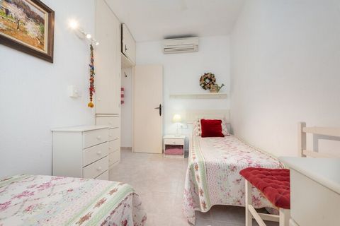 La principal protagonista de este estupendo apartamento es la gran terraza privada con acceso al jardín comunitario que a su vez comunica directamente con la espectacular playa de aguas cristalinas del Puerto de Alcúdia. La terraza les permitirá hace...