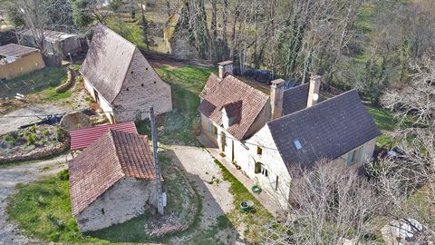 24200 Carsac- Aillac. Corps de ferme avec terrain de 2130 m². Prix: 279 000 euros (honoraires charge vendeur). A proximité des sites majeurs de la vallée de la Dordogne et à 5 minutes du centre ville historique de Sarlat, proche de toutes commodités,...