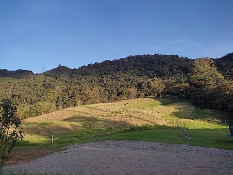 En Venta Lote con area de 1586.72mt2 en condominio campestre con 19 lotes urbanizados. Reserva forestal de 17000mt2. Se enttega con Vias pavimentadas y redes subterraneas. Ubicado a 10 minutos del parque principal de la ceja, via la union y con porta...