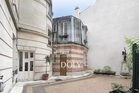 EXCLUSIVITÉ DOLY // Studio de 17m2 // Avenue Rapp En plein coeur du VIIème arrondissement Parisien, à proximité immédiate du Champ de Mars, DOLY est fier de vous présenter aujourd'hui ce studio d'une superficie de 17m2, niché au 6ème étage sans ascen...