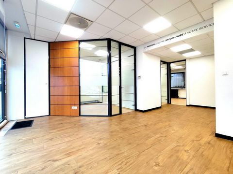 Découvrez ce grand local commercial, au plein centre de la ville de Creutzwald. Idéal pour les professions libérales, ou tout autre commerce. Vous disposerez d'un grand espace d'accueil pour votre clientèle, ainsi que 3 bureaux spacieux, et d'une sup...