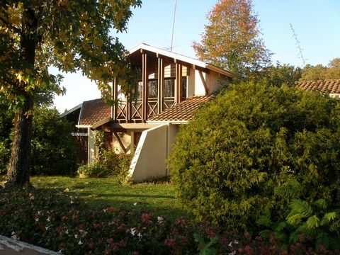 DAX (40100) maison de construction traditionnelle offrant au RDC une belle pièce de vie, 2 chambres, une SDB avec douche et baignoire, WC, bureau. A l'étage 2 chambres, une SDE, WC et combles isolés. Garage, carport et cellier. Le tout sur un terrain...