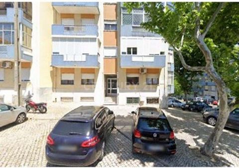 OPORTUNIDADE ÚNICA DE INVESTIMENTO *** IMÓVEL ARRENDADO COM CONTRATO DE ARRENDAMENTO VITALICIO POR 229,85/MÊS *** Apartamento T3 no Feijó R/Chão alto, permitindo ter privacidade, com boa exposição solar, 2 casas-de-banho e varanda. Localizado a 15 mi...