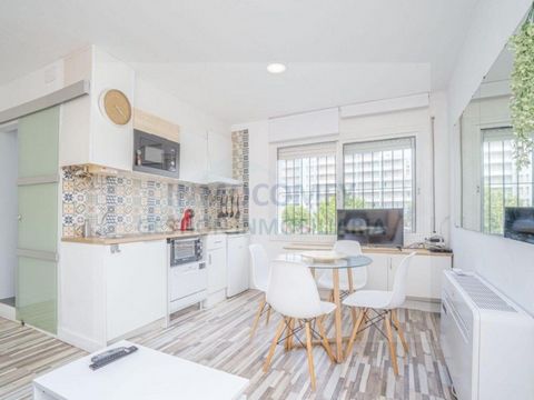 Flat in Empuriabrava Modern apartment all renovated located a few meters from the beach and next to shops, restaurants in an ideal area for activities such as hiking, snorkeling and cycling. It consists of a cabin room, a bathroom, kitchenette and li...