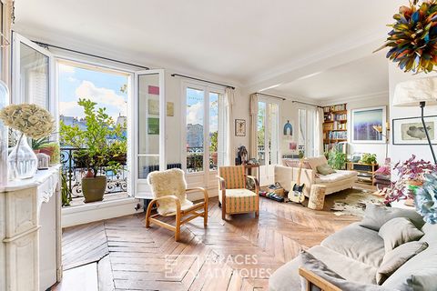 Très beau duplex familial inversé de 137,09 m2 (132,19 m2 Carrez), sans vis-à-vis, dôté de quatre grandes chambres et d'un balcon filant de 7,11 m2 exposé sud. Situé au pied de la butte Montmartre, métro Anvers, dans un immeuble de qualité en pierre ...