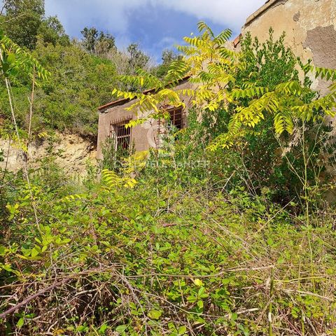 Portoferraio Isola dElba Toscana Siamo lieti di proporre in vendita una proprietà, allinterno del Parco Nazionale dellArcipelago Toscano, sulla quale si trovano 2 rustici/casali totalmente da ristrutturare, situata in una posizione isolata ma a soli ...