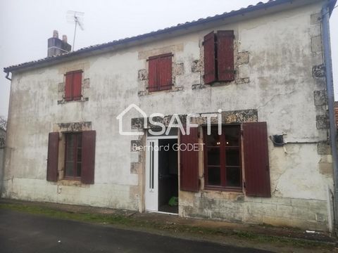 Située dans la charmante commune de Villefagnan (16240), cette maison charentaise offre un cadre de vie paisible au cœur de la campagne. Dotée d'un vaste terrain clôturé de 1068 m², elle bénéficie d'une proximité appréciable avec une école et un coll...