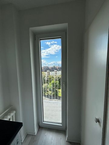 Welcome to your absolute dream apartment! This extremely spacious and exclusive 2-room apartment with 2 generous balconies is in the best location in Düsseldorf-Düsseltal, with a view of the zoo park. The apartment is on the 6th floor of a very well-...