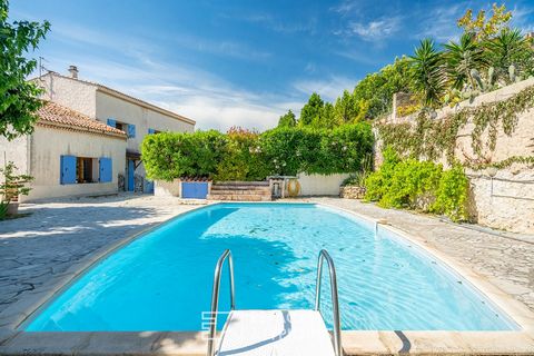 Idealmente situata nel cuore del villaggio marsigliese di Château-Gombert, questa casa vernacolare ha una superficie di 250 m2 con piscina e giardino. Situato su un unico lotto di 1345 m2, questo edificio è diviso in due abitazioni indipendenti ma or...