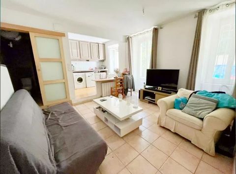 FAYENCE within walking distance of amenities, beautiful studio of 27 m² on one level, with three large windows, very bright, in good condition, with living space and equipped kitchen, large dressing room, bathroom with toilet and cellar. Currently re...