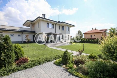 Haus in Gurmazovo mit drei Schlafzimmern, einem geräumigen und hellen Arbeitszimmer, das ein viertes Schlafzimmer sein kann, drei Badezimmern, einer schönen Veranda und einer großen Partyterrasse mit 360-Grad-Blick. Das Haus verfügt über eine große D...