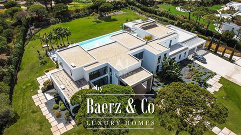 Nestled in the desirable grasp of Vilamoura, this estate is sprawled over a double plot and set amidst opulent residences. The structures are intertwined with flair, leading to many living areas: the south-facing villa on one side stretches widely, t...