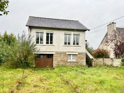 EXCLUSIVITE : MORLAIX (29600). Secteur très recherché pour cette maison élevée sur cave à rafraichir. Cave avec chambre, à l'étage : cuisine, salle salon, salle d'eau avec WC. Au second étage : grande chambre mansardée. Jardin clos de mur d'environ 6...