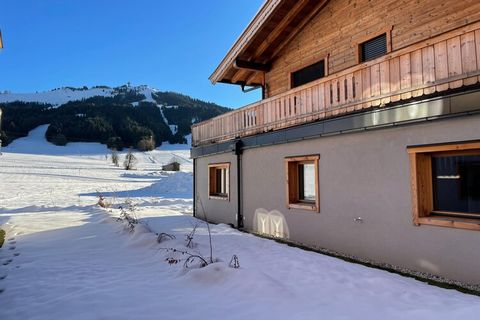 Deze charmante accommodatie is ideaal gelegen, direct voor de berg, en biedt een prachtig, onbelemmerd uitzicht direct vanaf uw ontbijttafel. Gelegen langs de langlaufloipe en skipiste, met gemakkelijke toegang tot de skilift, is het de perfecte plek...