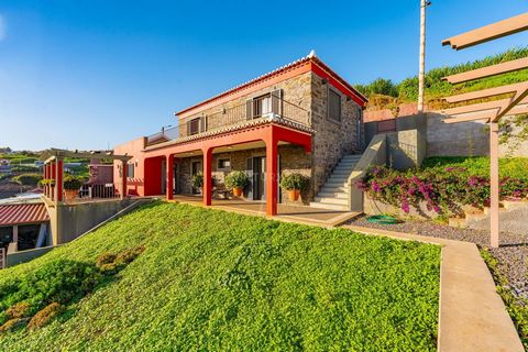 Traditionele villa met bijgebouw in Ponta do Sol, op het eiland Madeira Gelegen in het pittoreske Sítio do Lombo de São João, in Ponta do Sol, is deze traditionele villa een echte uitnodiging voor rust en Madeiraanse charme. Het pand is gebouwd met a...