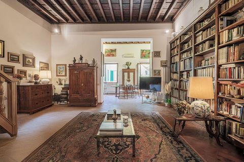 Ref. 740AT Mergulhe na história, no luxo e na elegância deste extraordinário apartamento, localizado dentro de um palácio histórico que testemunhou a passagem dos séculos. Situado na via Dei Neri, uma das ruas mais características e antigas de origem...