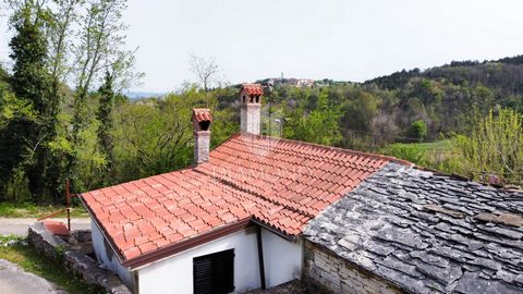 Location: Istarska županija, Oprtalj, Oprtalj. Istria, Oprtalj, Surroundings Beautiful small house for sale with a view of Oprtalj. The house is located in a quiet place surrounded by nature. The house consists of an entrance, a living room with a wo...