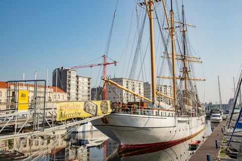 Cet appartement de 2 chambres récemment construit est situé au 2ème étage de la prestigieuse tour Residentie Ensor II, située dans le quartier d'Oosteroever. Il dispose d'une terrasse spacieuse avec mobilier de salon, parfaite pour se détendre en ple...