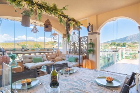 Ekskluzywny apartament w Mijas Golf.. W obiekcie znajdują się 2 sypialnie z łóżkiem podwójnym i 2 łóżkami pojedynczymi, 2 łazienki z wanną i prysznicem, w pełni wyposażona kuchnia, duży salon z jadalnią oraz taras, na którym można korzystać z różnych...