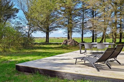 Ferienhaus mit Spitzdach, im attraktiven Feriengebiet von Sønderho, auf einem weitläufigen Naturgrundstück gelegen. Vom Wohnzimmer hat man schönen Ausblick ins Grüne. Der Holzofen sorgt bei Bedarf für wohlige Wärme. Im Schlafzimmer mit bequemem Doppe...