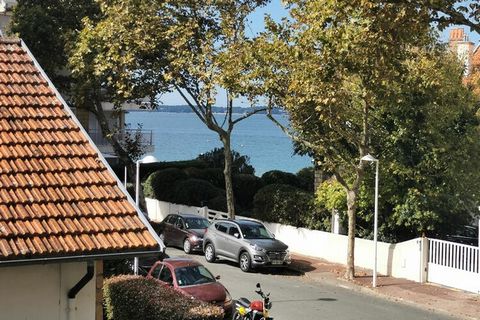 Situé à 30 m de la plage de Joigny et 100 m de la plage Pereire. Appartement se composant d'un séjour avec canapé convertible en 160, une table avec 4 chaises, une tv. Climatisation. Une cuisine indépendante : cafetière Nespresso, micro-ondes, lave l...