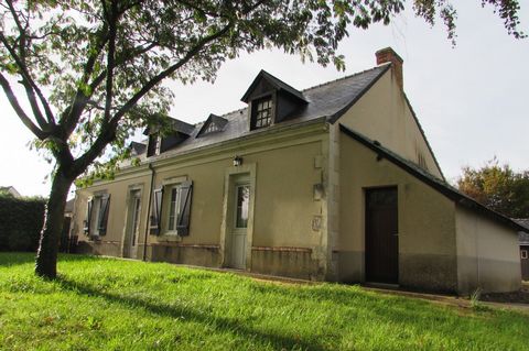 Maison de village située sur la commune d'Arthezé comprenant en rez-de-chaussée une entrée, une chambre, une salle d'eau, une cuisine, un double salon-séjour avec insert et répartition de chaleur. A l'étage, un palier, une salle d'eau, deux chambres ...