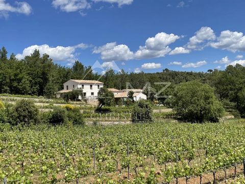 Weingut mit AOP Côtes de Provence BIO, das nur wenige Kilometer von einem der schönsten Dörfer Frankreichs entfernt im Departement Var liegt. - Fläche: 16 Hektar, davon 10 Hektar Ecocert-zertifizierte Weinberge, begleitet von ca. 700m2 Wohn- und Betr...