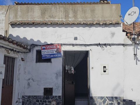 Rufen Sie 925 542 828 an und vereinbaren Sie einen unverbindlichen Besichtigungstermin für dieses Haus in Santa Eulália. Es braucht einige Verbesserungen, es hat ein Wohnzimmer, eine Küche, ein Badezimmer und einen weiteren Raum im Erdgeschoss. Im er...