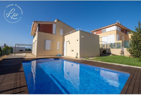 Stunning house with pool in Garriguella. Located in a quiet area in the upper part of the town of Garriguella, this magnificent detached house is situated on a plot of 462 m² with ideal spaces to enjoy the good weather and the tranquility of the surr...