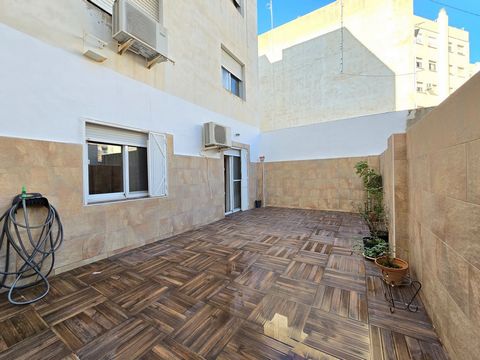 Magnificent apartment with terrace and garage in Gandía! An exceptional opportunity in a prime location We present this spacious and bright apartment in Gandía, Valencia, with a constructed area of 127 m² and a generous non-glazed terrace of 26 m², i...