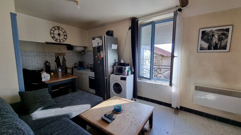 Idéalement placé appartement au 2ème et dernier étage de 3 pièces avec un séjour /cuisine simple, 2 chambres, une salle d'eau et un wc. Un garage de 50 m2 et un jardin face à l'immeuble en indivision avec le propriétaire du 1er étage. Appartement occ...