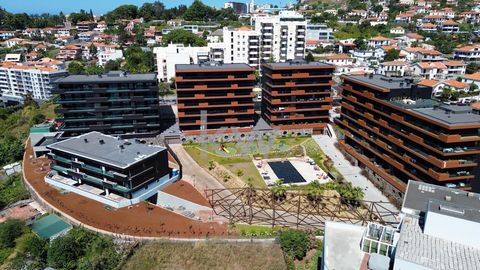 Luxuriöse 3-Zimmer-Wohnung auf einem hellen Hügel mit exklusivem Blick über die Bucht von Funchal. Das Hotel liegt in São Martinho in einem Komplex mit Swimmingpool und Grünflächen. Entspannender und ruhiger Ort mit ständiger Sonneneinstrahlung. Voll...