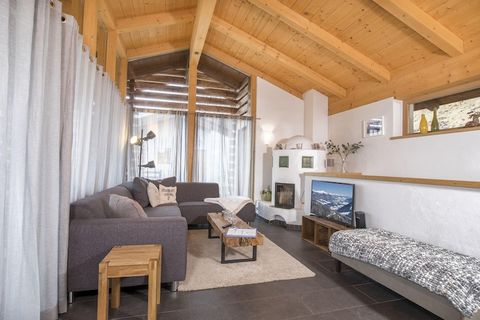 Questo chalet tradizionale si trova a Königsleiten, vicino all'Arena Zillertal. Ideale per un gruppo o una grande famiglia, ha 4 camere da letto e può ospitare fino a 10 ospiti. La sauna e la piscina condivisa nello chalet offrono relax al massimo. S...