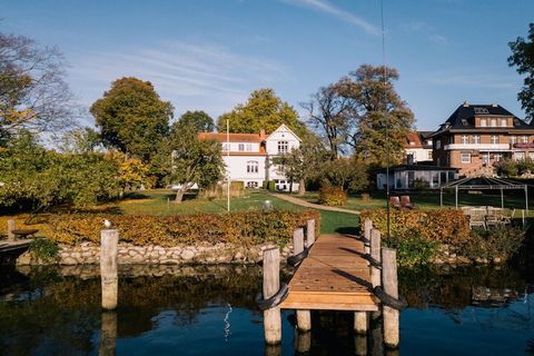 In het elegante vakantieappartement van 128 m² kunt u met maximaal 4 personen genieten van een vakantie op het hoogste niveau. Het vakantieappartement ligt direct aan het meer.