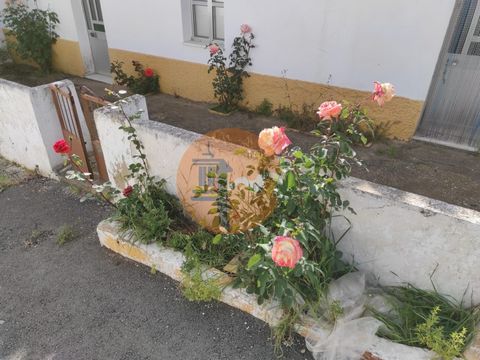 Einstöckiges Haus, isoliert, mit Grundstück, gelegen in Corte Pequena in Odeleite, Castro Marim. Haus mit 200 m2 Stadtfläche und 400 m2 Grundstück. Dorfhaus mit Stadtwasser und Strom. Es hat auch ein Loch. Malerisches Dorf in der Gemeinde Castro Mari...