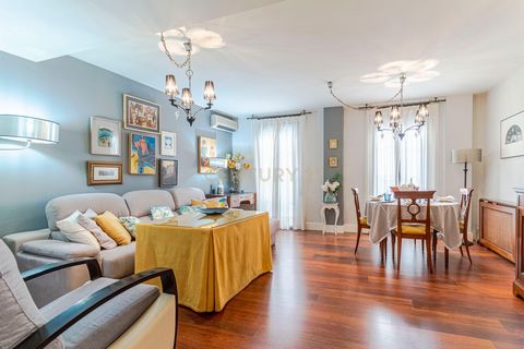 Would you like to enjoy the heart of Granada just a few steps away from a piece of history like the Elvira Arch? Pay close attention, because were offering you a beautiful and elegant duplex located in a building approximately 20 years old, in impecc...